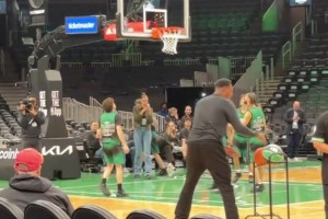 宝刀未老啊！退役多年的保罗·皮尔斯秀投篮，45度三分五投全中