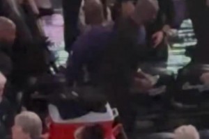 笑死！老詹赛前随着步行者队球员介绍曲的节奏，在板凳席扭动😂